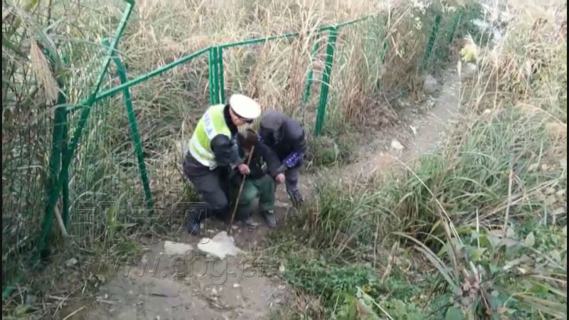 九旬老人醉卧高速路 执法人员暖心背下道
