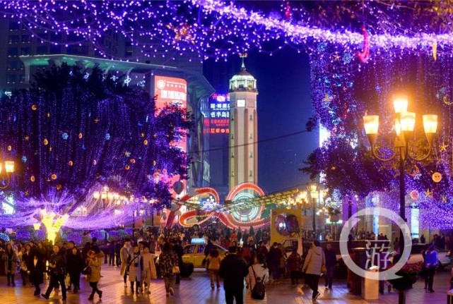 渝中区迎春灯饰全部亮灯 过年的气氛越来越浓