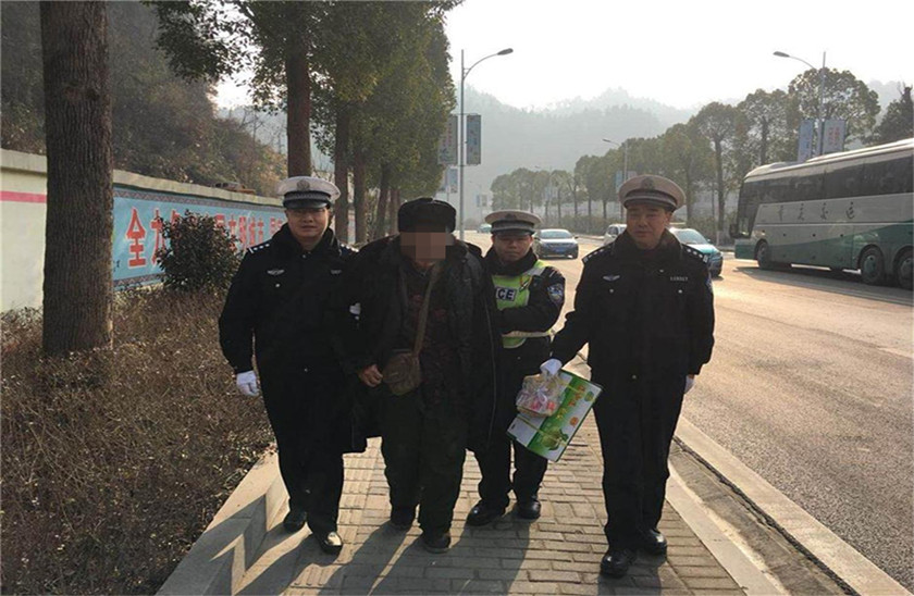 八旬老人路边摔倒受伤  路过民警自掏腰包紧急救人