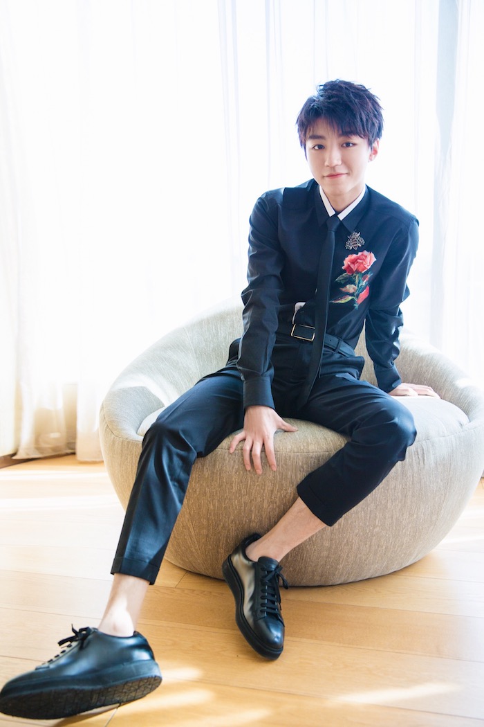 王俊凯化身“玫瑰王子”   为新戏不顾严寒喝冰水