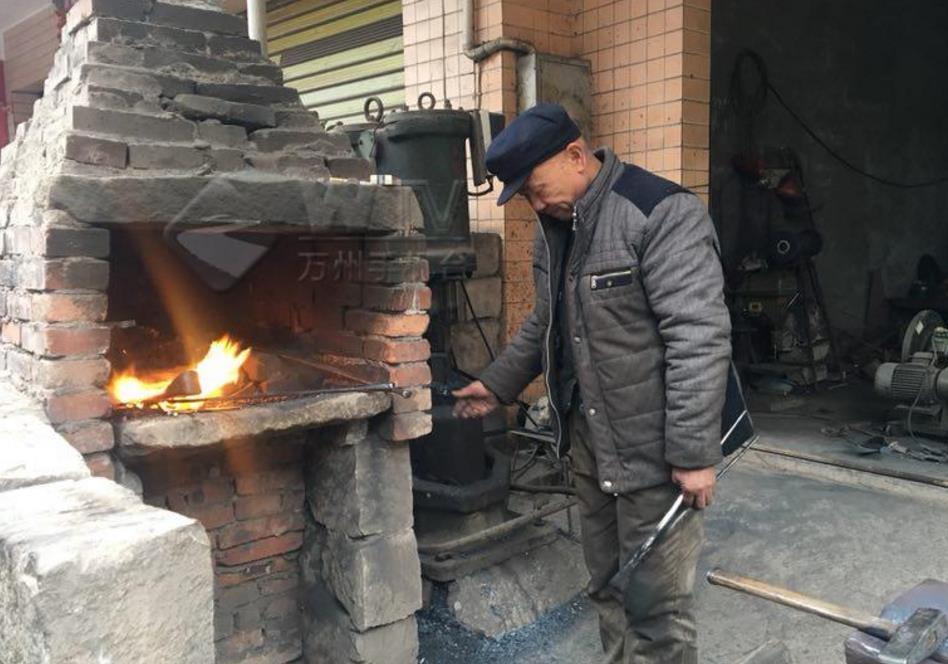 即将消失的老行当：打铁30年的骆大爷要失业了