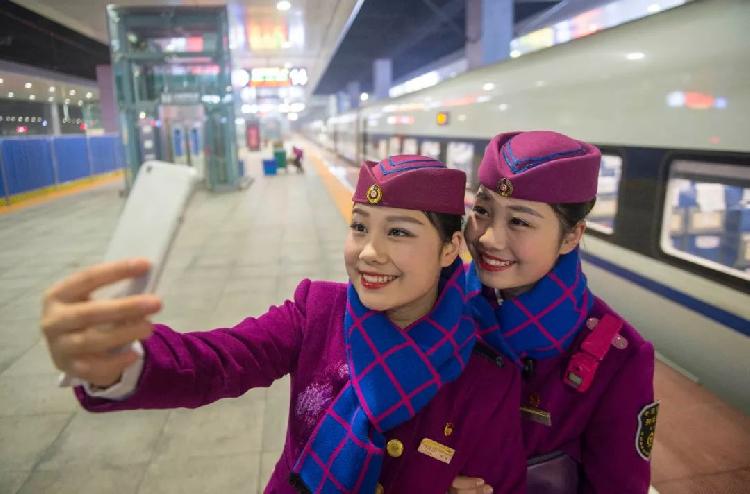 这对双胞胎姐妹花的生日蛋糕没点蜡烛  背后故事戳泪点了