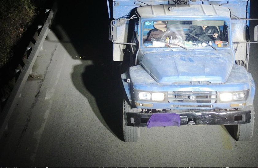 两男子为“赚钱”夜间倒野渣  三个月倒了近60吨垃圾