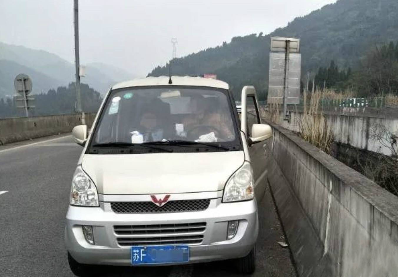 高速分叉如何走？他把车子停在超车道上干这事儿