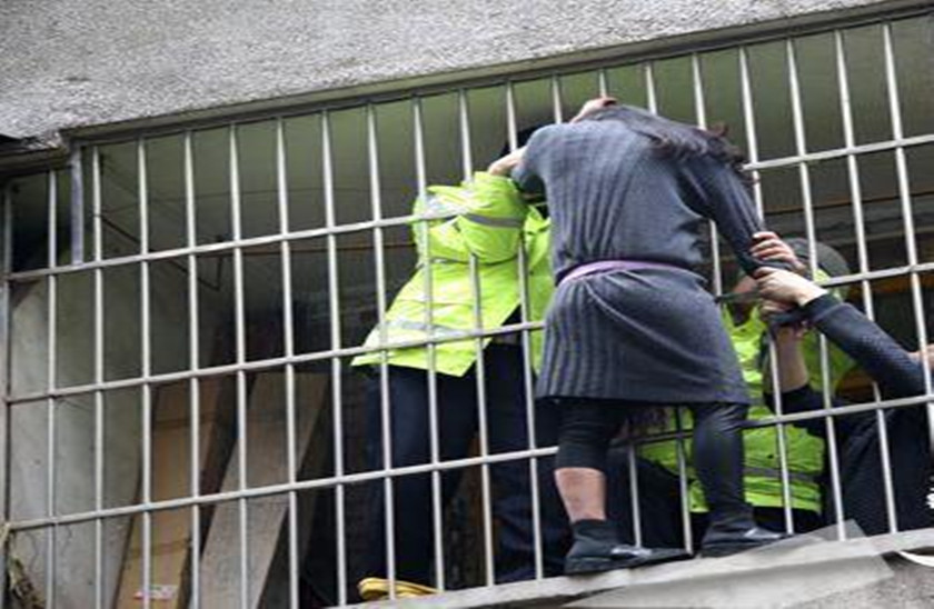 女子因家门被反锁  冒险翻窗出门却被困窗外