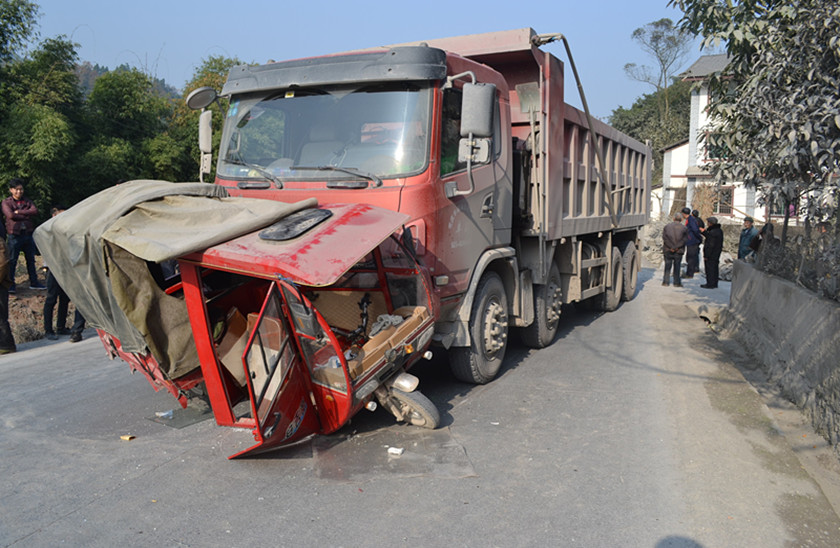 无牌小三轮“撞”上超速大货车  横卡货车车头“命悬一线”