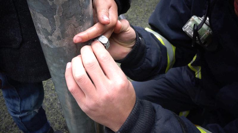 “熊孩子”贪玩   手指被卡两小时险些坏死