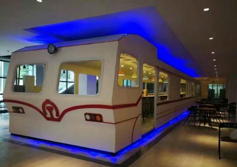 大学食堂惊现动车车厢自助餐厅  可乐水果米饭都免费