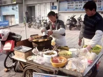 男子路边卖早点没有摩托车 竟打起这个主意