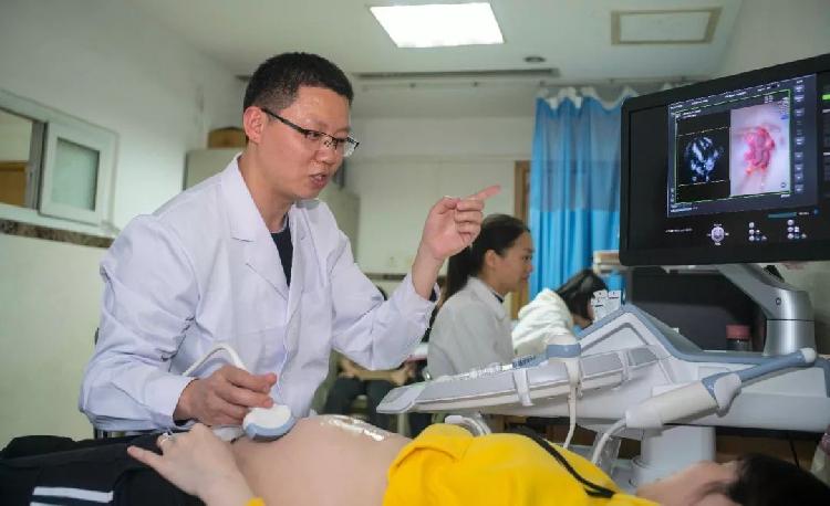 这个产科男医生火了！免费为孕妇答疑人气帖点击量近百万次