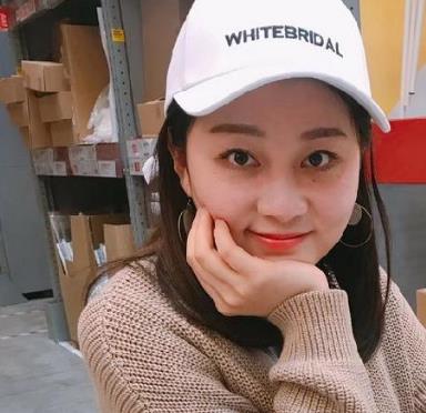 2岁男童掉入步行街水池  美女奋不顾身跳水救人