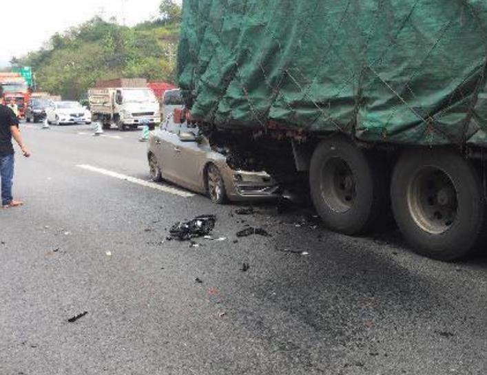 大货车突发状况 小轿车受损遭殃