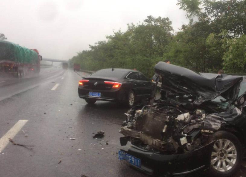 天雨路滑 行车需谨慎