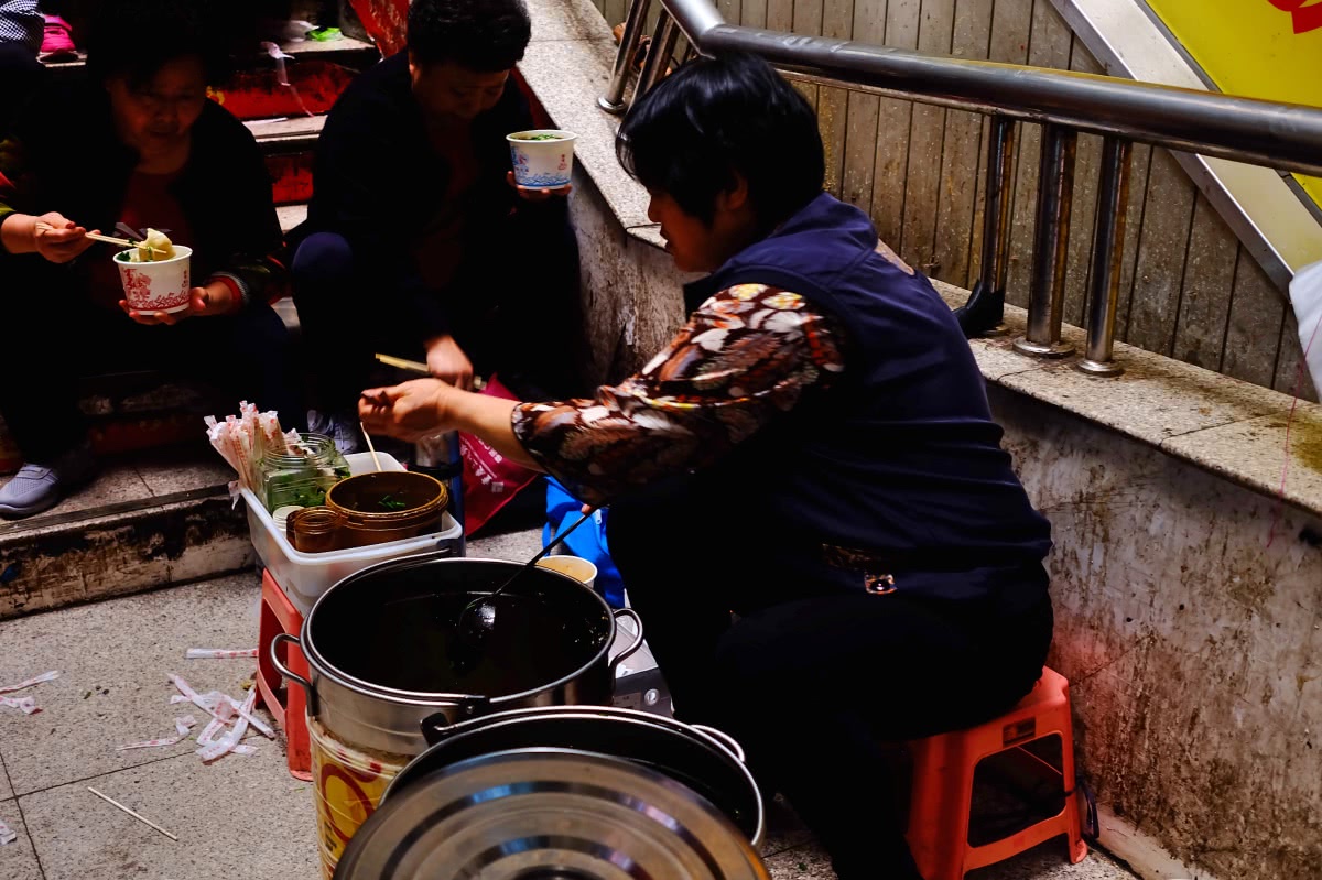 商场百米长梯子成快餐走廊 味道巴适老人孩子抢着吃