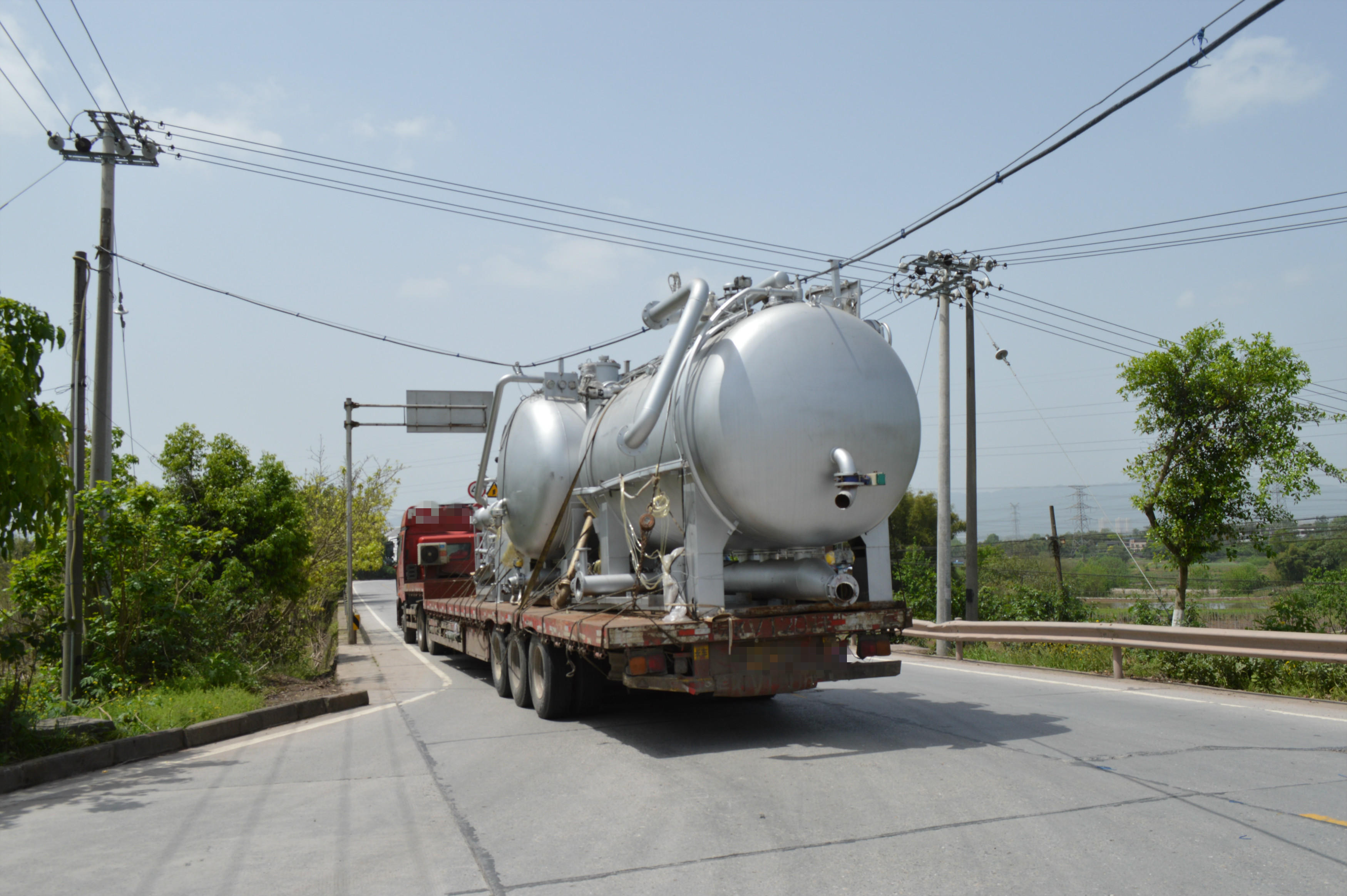 货车“长个子” 勾到了高压电线