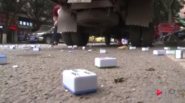 麻将散落满大街 快递小哥很受伤