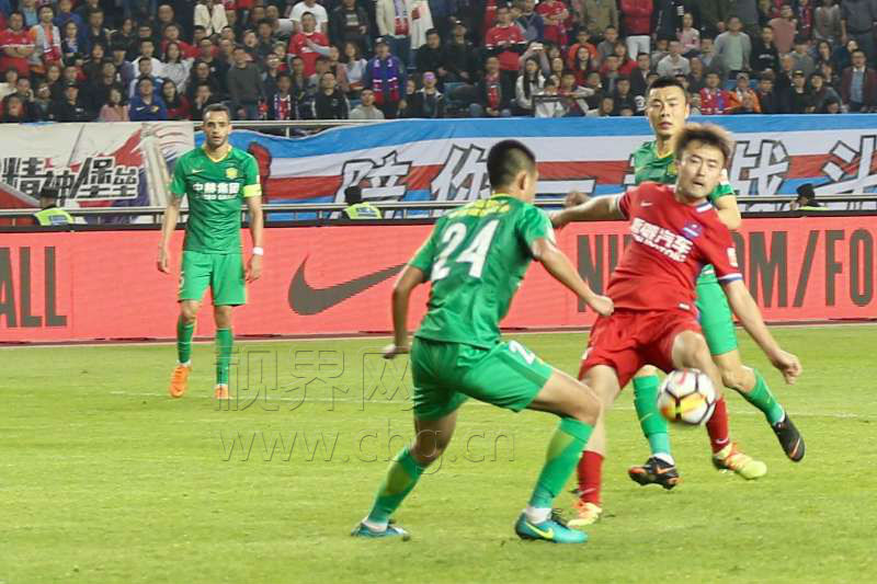 奥体上演进球大战 重庆斯威主场3：3逼平北京国安