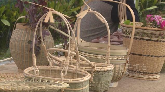 重庆现三米长的“大鱼”  夺人眼球