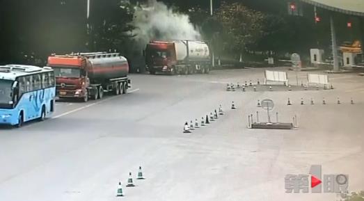 惊险！危化品运输车爆胎燃烧