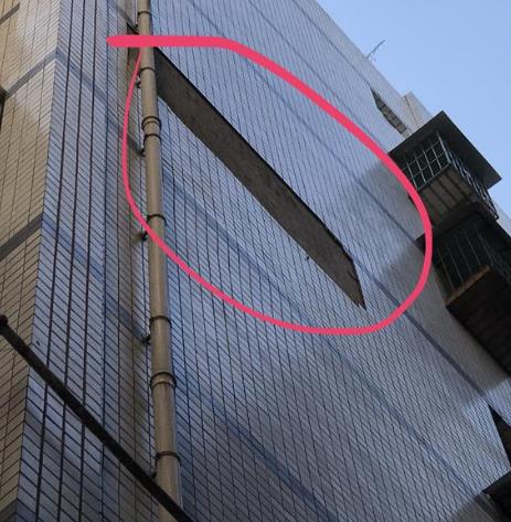 楼房墙体瓷砖掉落  现场一片狼藉