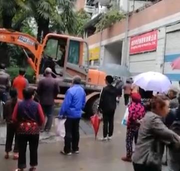 门面装修挖掘机登场 楼上业主担心施工埋隐患