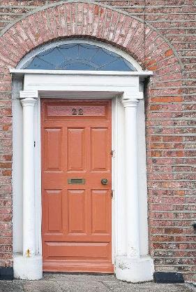 男子晚上回家 发现门口坐着陌生女子