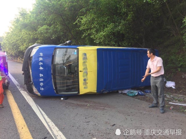 开车接电话高速路上翻车 损失过万元