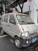 仅一路段就有5辆僵尸车 市民：占停车位还妨碍出行