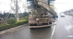 “无人驾驶”罐车失控冲下斜坡 猛撞正常行驶越野车