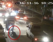 女司机开三轮车撞倒七旬老人 送医途中竟溜走