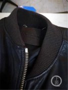 尴尬！高价买来的进口皮衣 回家发现品牌名字拼错了