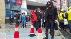 有人在解放碑“酒驾”，警察还在一旁“指导”