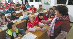 放学后回不了家 周婆婆一直守护这群孩子到深夜