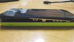 苹果5c放在抽屉里两个月 自行“散架”了