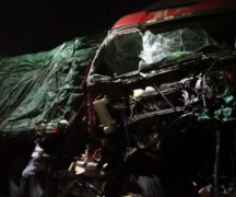 包茂高速接龙隧道6车连环追尾 车辆车头受损严重