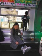 男孩攀爬车窗“贴”玻璃上 家长跷起双腿“欣赏”鞋