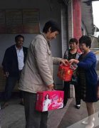 副镇长变扶贫＂第一书记＂ 自掏腰包为贫困户买保险