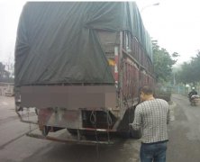 小伙通宵运货太疲惫 车停马路中间睡大觉