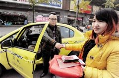 乘客落下1.5万元 的哥一分不少开车送还