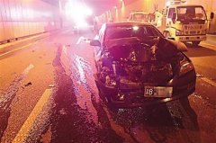 司机驾车时低头去捡手机 隧道里追尾摩托起火