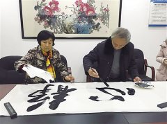 社区邀大师现场作画 居民观书画展览迎新春