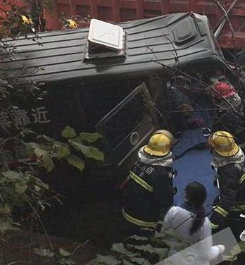 运钞车与大货车相撞4人受伤 车内现金安全转移