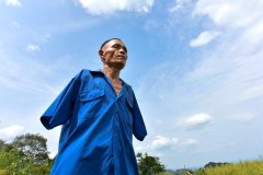 无臂男儿陈星银用双脚撑起一个家 含勺喂养九旬母亲