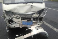 面包车为“抢绿灯”加速 把越野车撞飞十米远