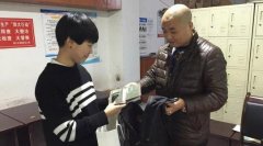 外地学生看完演唱会乘车遗失背包 幸被公交司机捡到