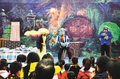 一条大鲸鱼游到了巴滨路