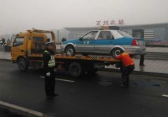 交巡警整治高铁北站交通秩序 一出租违停被拖移、罚款