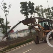 小铲车 “走钢索”致堵百米