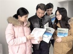 他带团队编写的教材 让大学生很受益