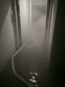 车库浓烟滚滚 原是杂物间失火了！